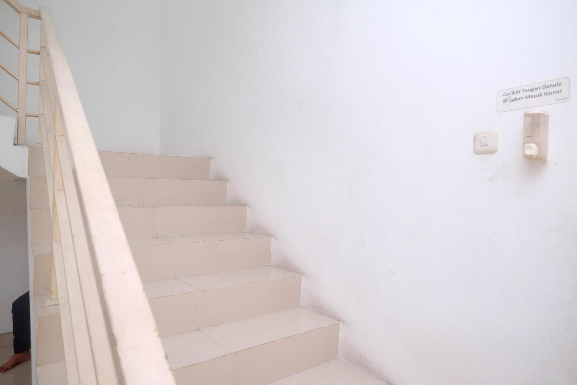 Reddoorz Syariah Near Simpang Lima Semarang Ξενοδοχείο Jomblang Εξωτερικό φωτογραφία