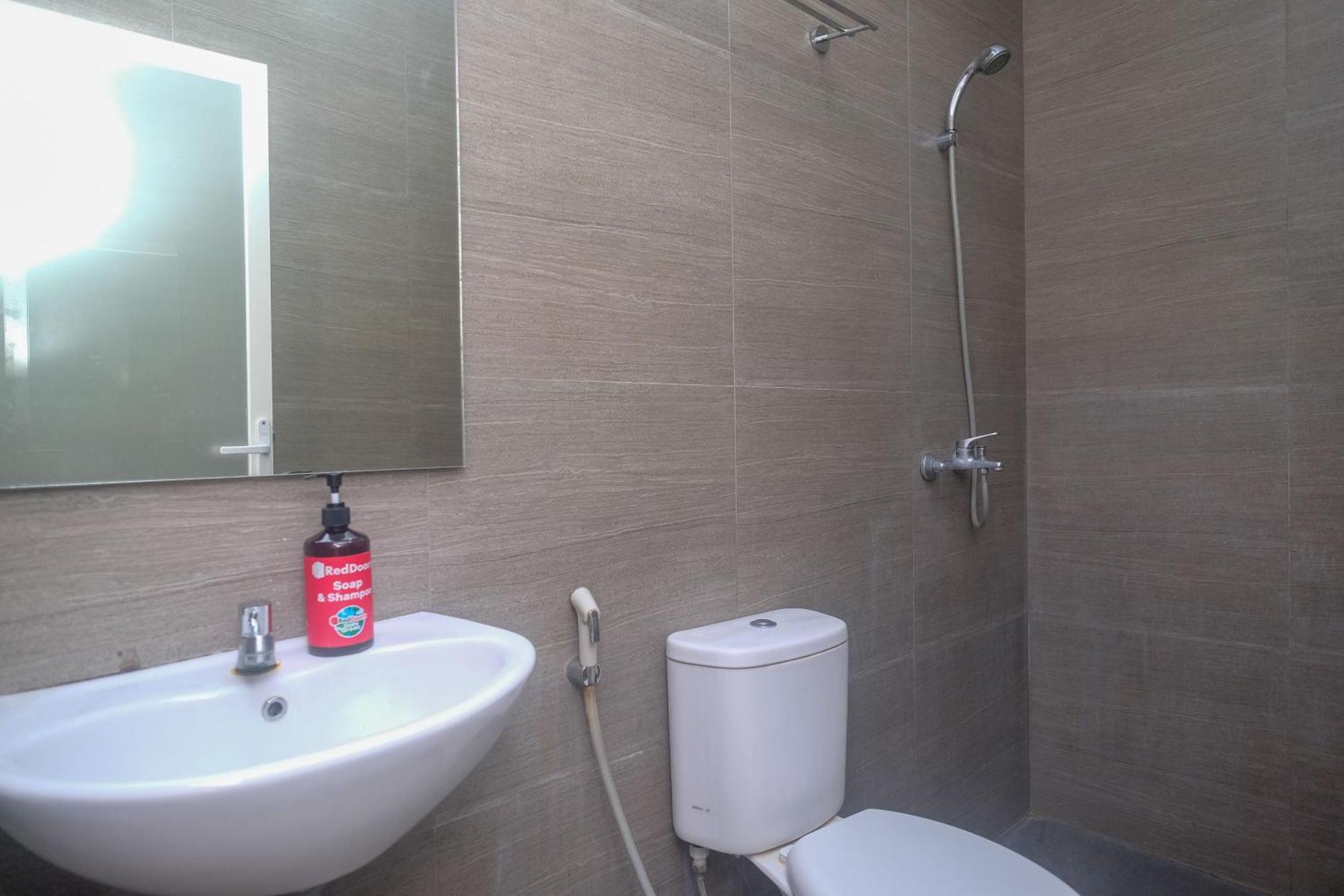 Reddoorz Syariah Near Simpang Lima Semarang Ξενοδοχείο Jomblang Εξωτερικό φωτογραφία
