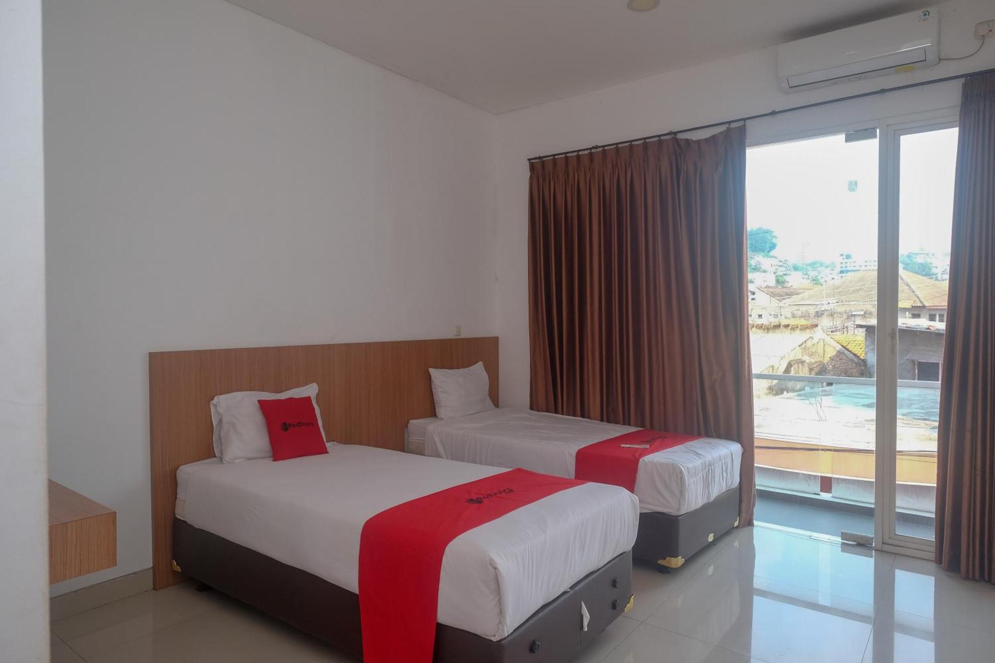 Reddoorz Syariah Near Simpang Lima Semarang Ξενοδοχείο Jomblang Εξωτερικό φωτογραφία